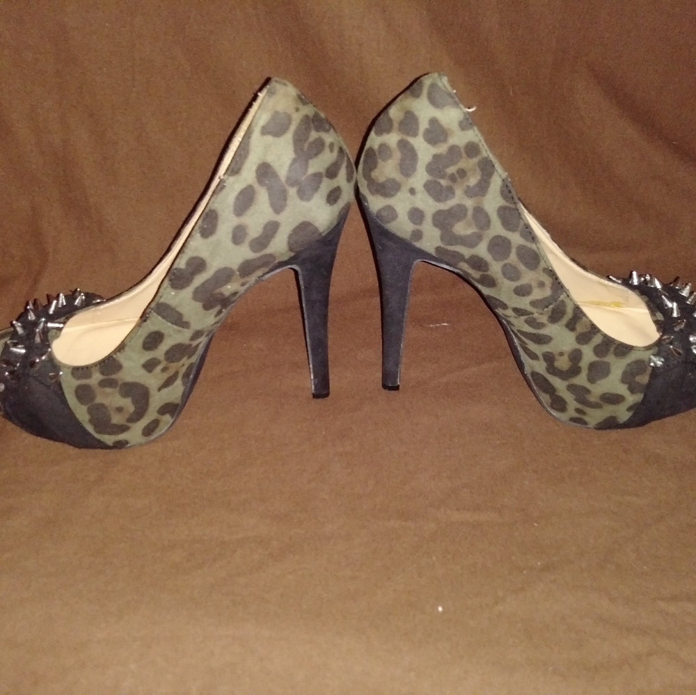 Shoes - Picture 2 of 4